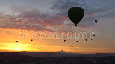 黎明时分热气球飞过卡帕多西亚上空的剪影